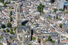 909184 Luchtfoto van een deel van de binnenstad van te Utrecht, uit het oosten, met links de Domkerk en de Domtoren.